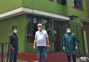 Fr. Cathal with "Si da Vida" personnel outside the organization's center in Lima